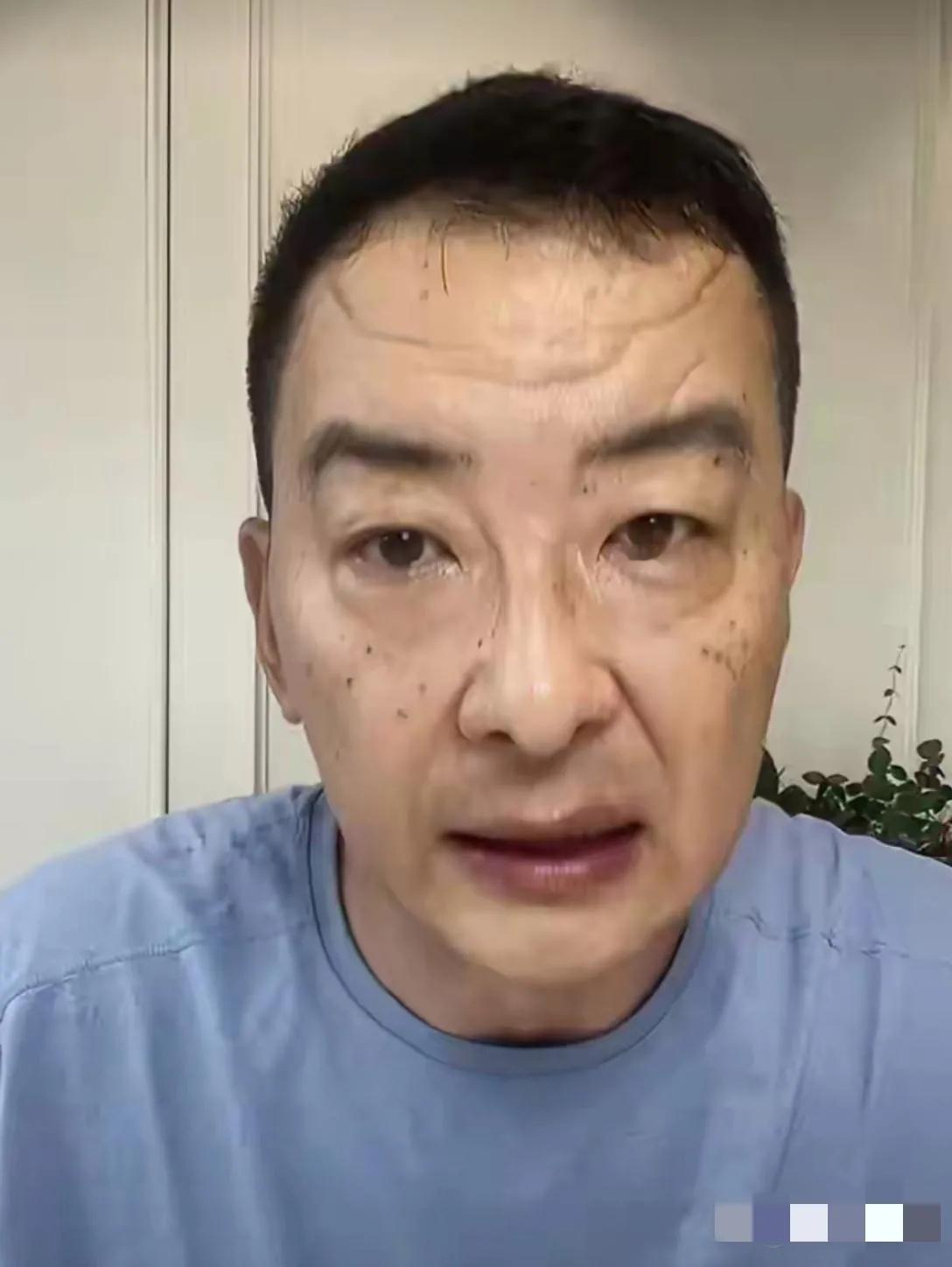 演员郝平老年斑星罗棋布，抬头纹也与众不同呀，你看是吗？