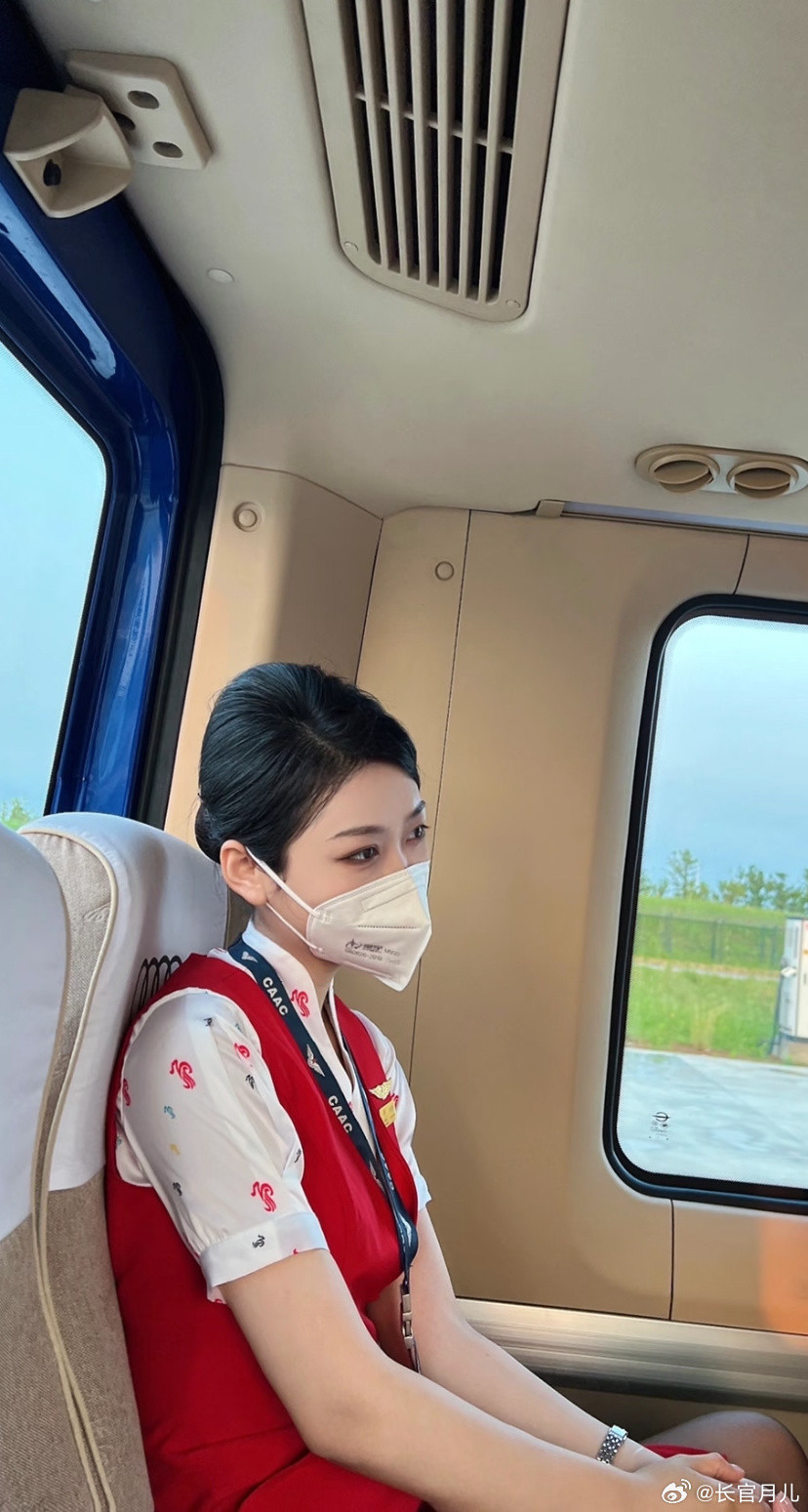 空姐不是在飞机上就是在去机场的路上，