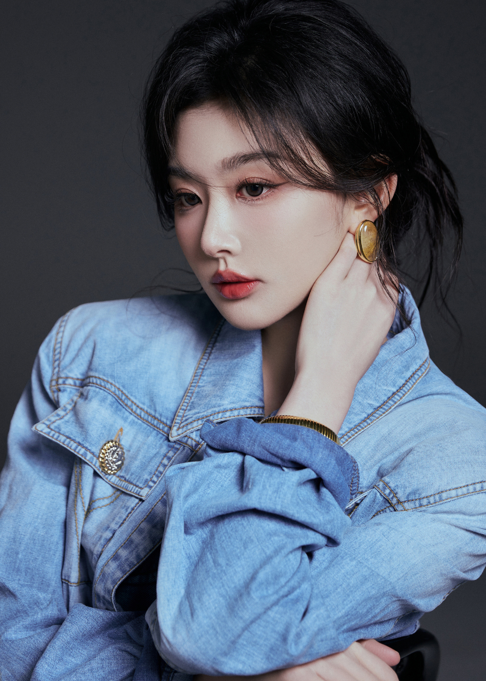 孔雪儿，冬日里的蓝：傲骨锋利，自若沉静。孔雪儿