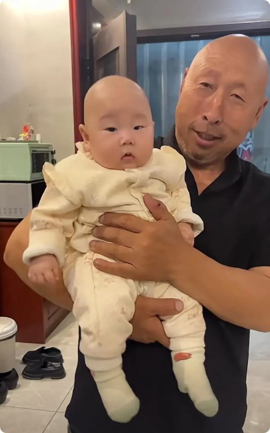 儿子生下来才三个月，公公就从老家赶来帮我带孩子。婆婆走得早，家里实在离不开人搭把
