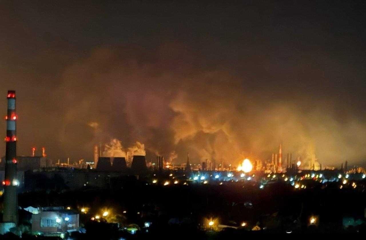 《百米火球照亮伏尔加格勒夜空！乌克兰蜂群无人机撕开俄最大炼油厂，莫斯科的战争油箱