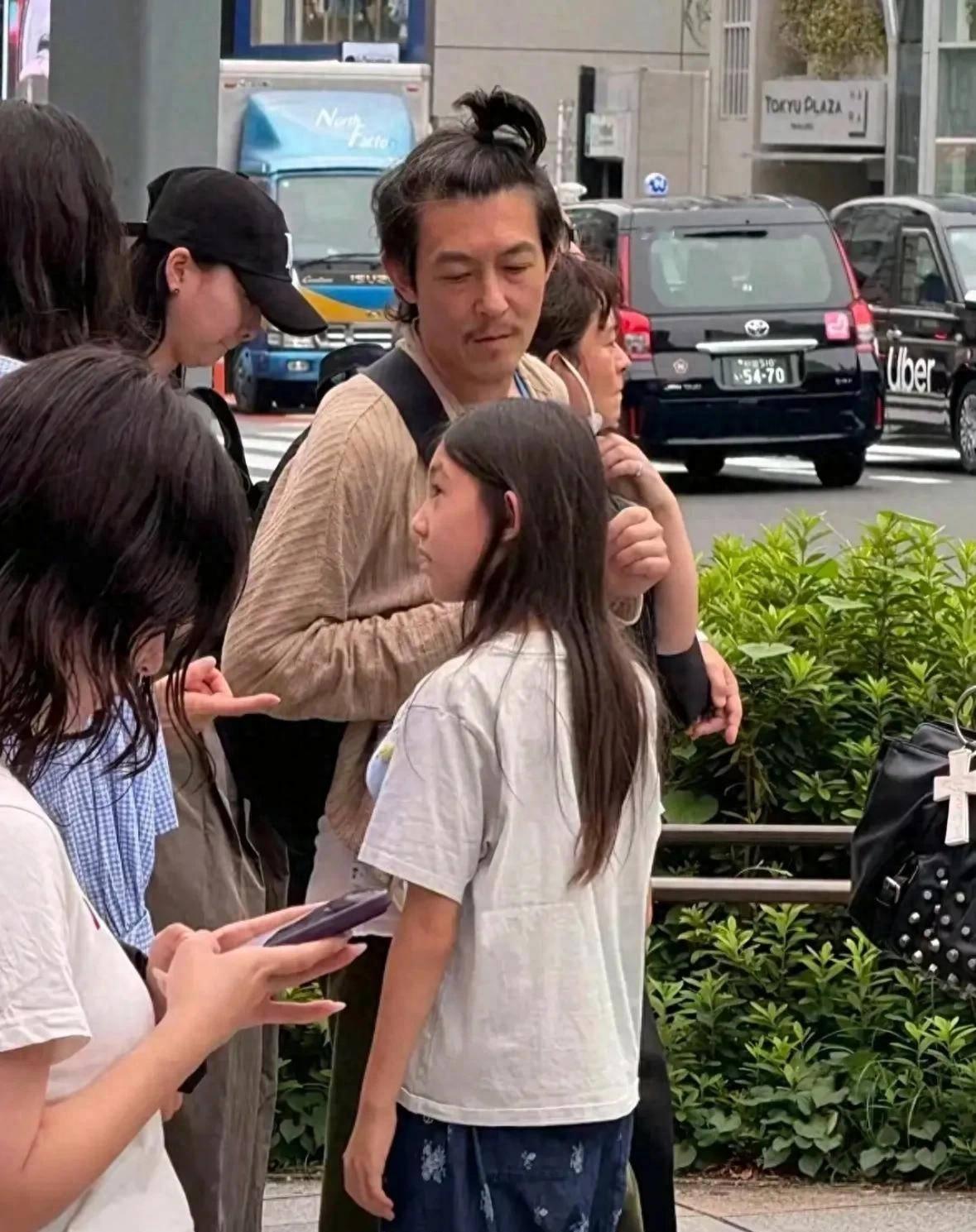 后男艺人翻看陈冠希早年纪录片采访，早就直白表态：人一定会变老，刻意冻龄...