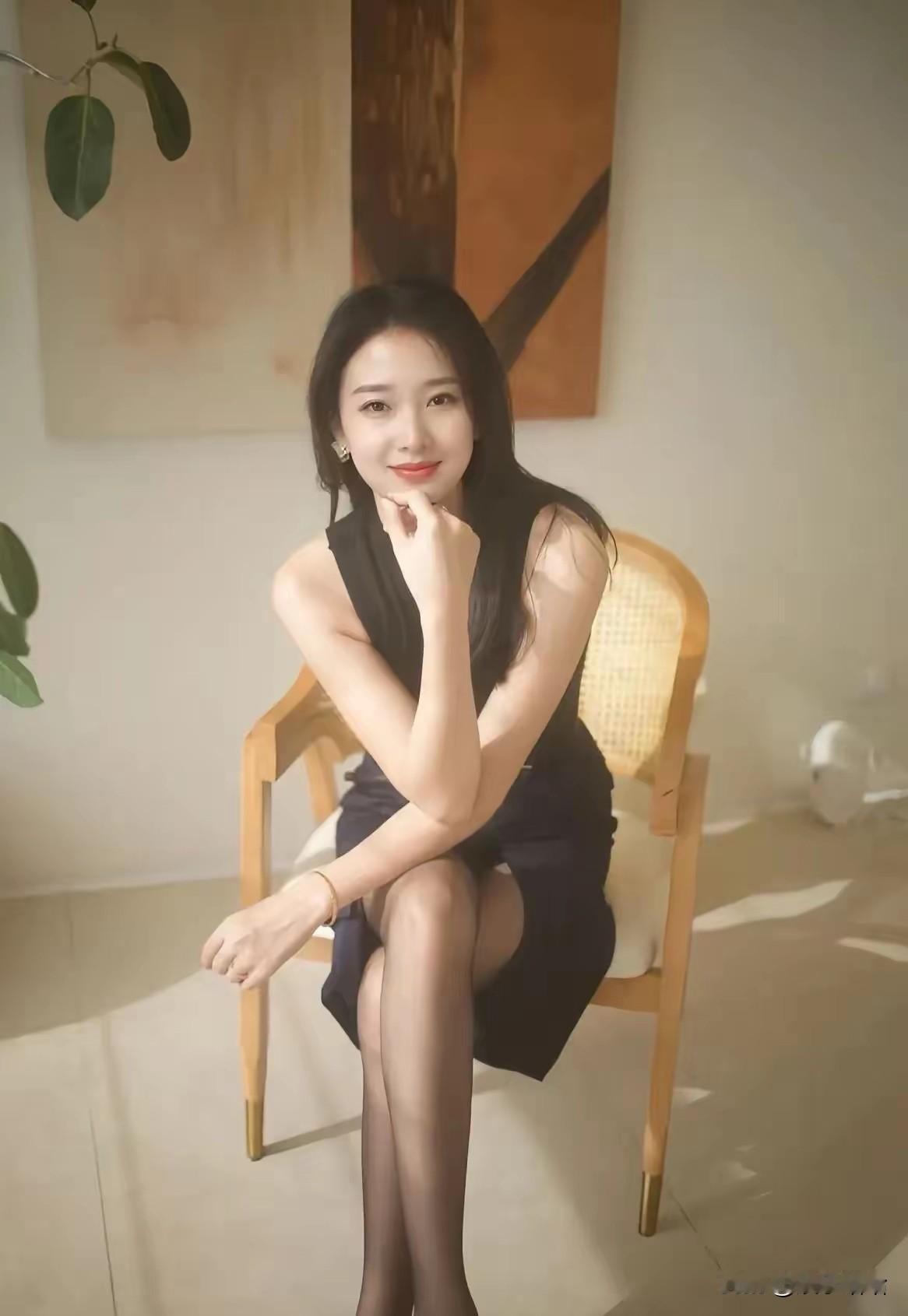 优雅黑裙，沉思的午后时光🍃