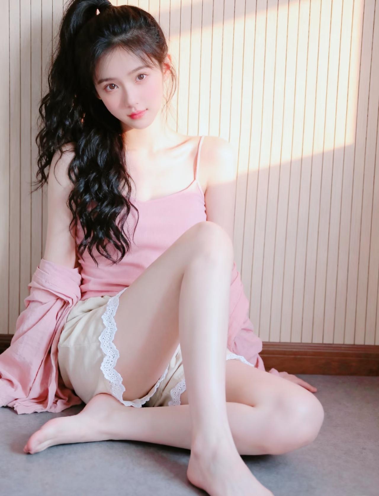 少女心爆棚的粉色睡衣，甜美笑容，阳光洒进来的温暖瞬间。粉色甜美睡衣温柔少女