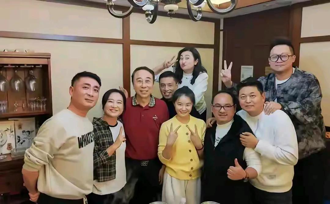 贾玲给师傅过大寿去了！没有冯巩，也就没有她的今天。贾玲知恩图报，好样的！她减肥之