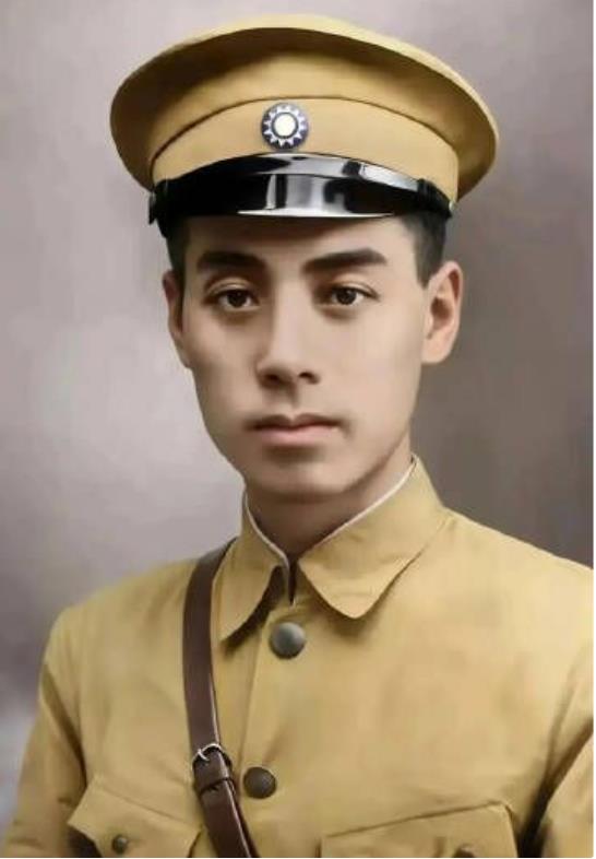 1927年，周总理不幸被捕，负责审讯他的，正是他曾经的学生鲍靖中。只见他让其他人