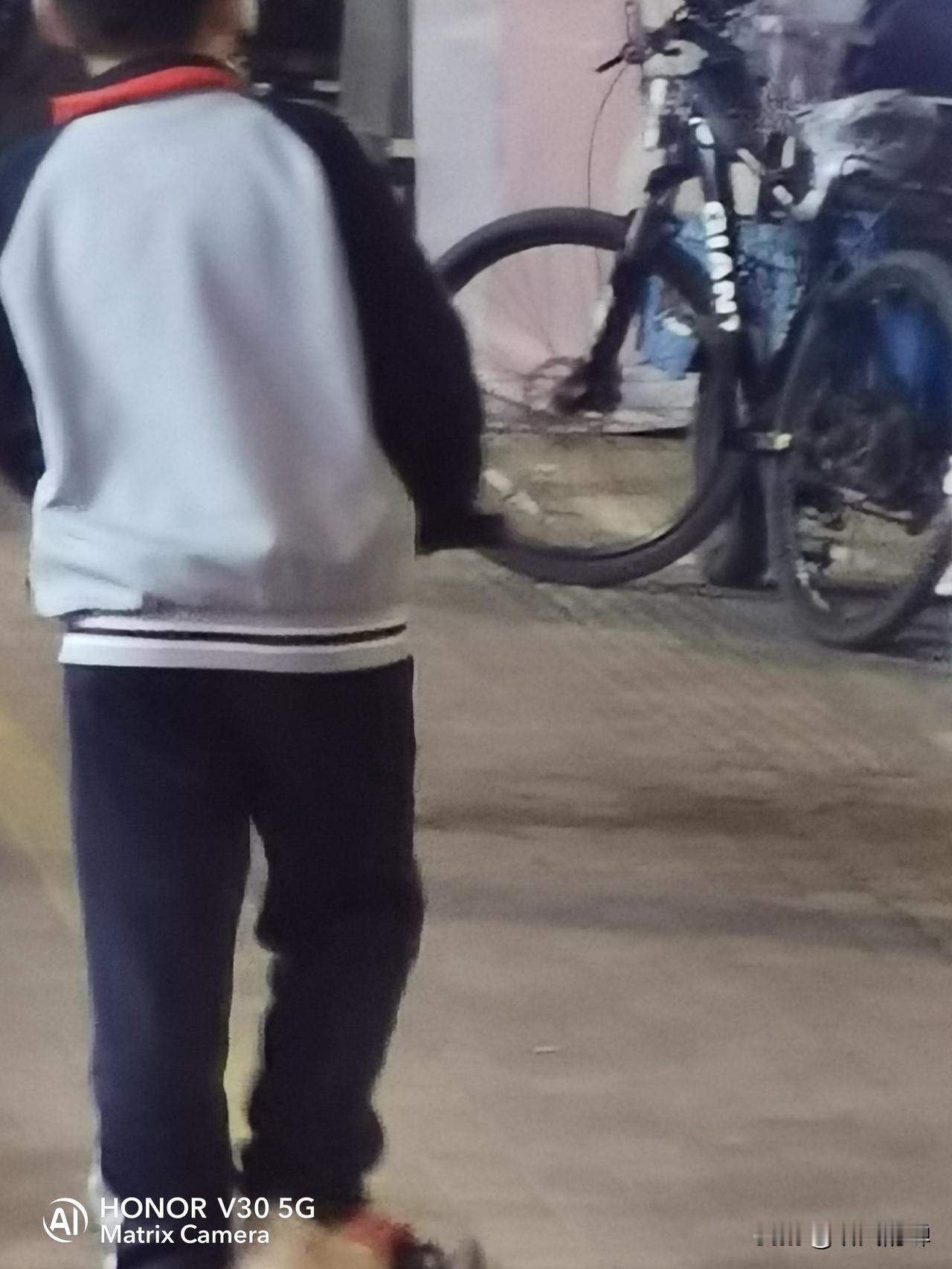 70后的人小时候不用管，到了他们00后的孩子想管却管不了。70后的人小时候根