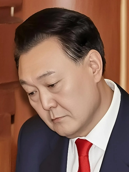韩国法院缺席审判尹锡悦，逃不掉的命运8月11日，韩国法院对前总统尹锡悦进行缺席
