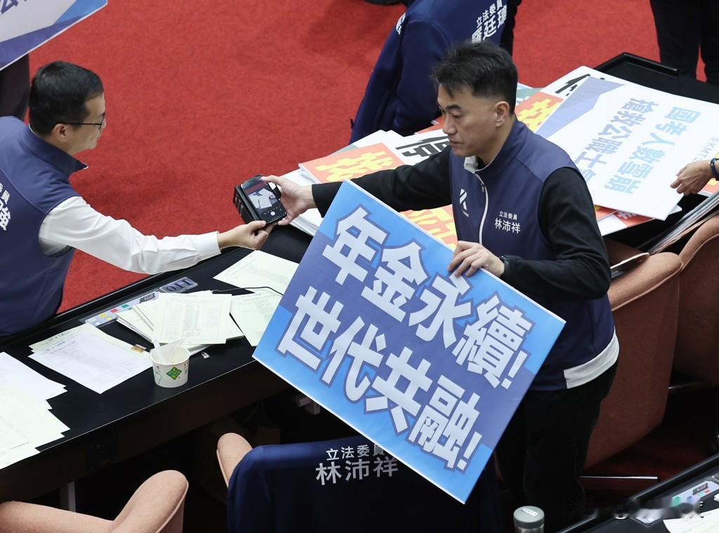 国民党拿下停砍年金大战，士气大增，李来希深情发文表感谢。翁晓玲留言：讨回公道！罗