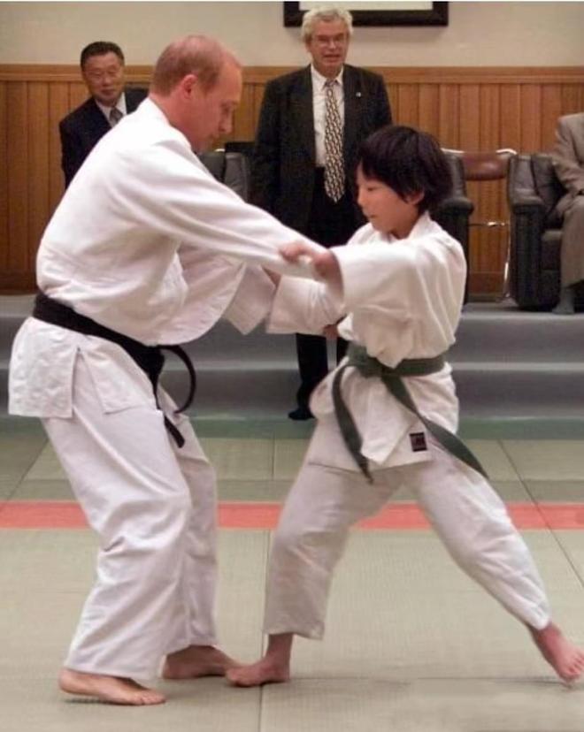 2000年，刚当上一把手没多久的普京总统访问日本。因为普京是柔道高手，而柔道又是