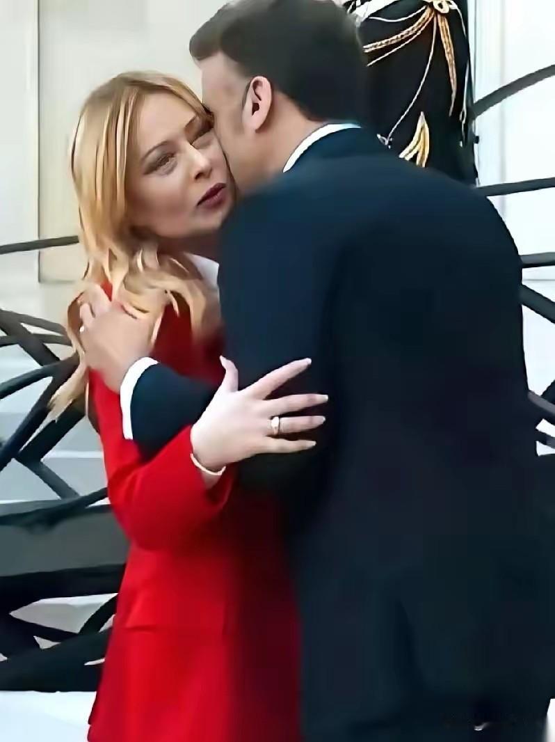 梅洛尼脸颊强行被亲，意大利全国炸裂，又很无奈梅洛尼全程写满“无奈、抗拒、被迫