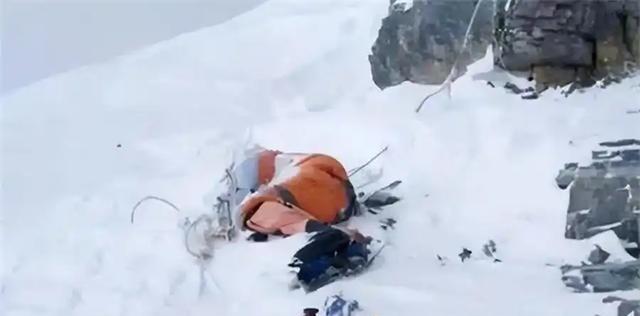 1998年，一对夫妻攀登珠峰，妻子被遗弃在山顶，她绝望喊道：“不要扔下我，好吗？