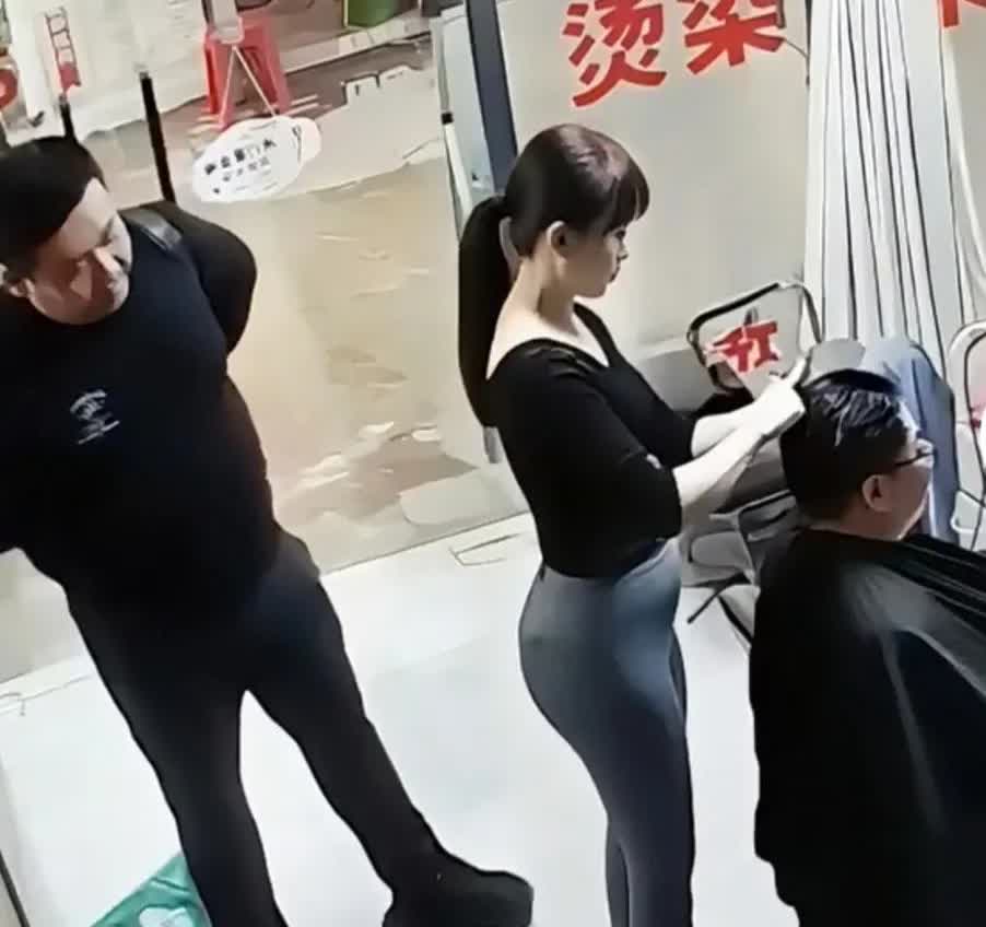 要不是看了监控就不知道有多离谱：男子理发店离奇操作，“瑜伽裤”成背锅侠？