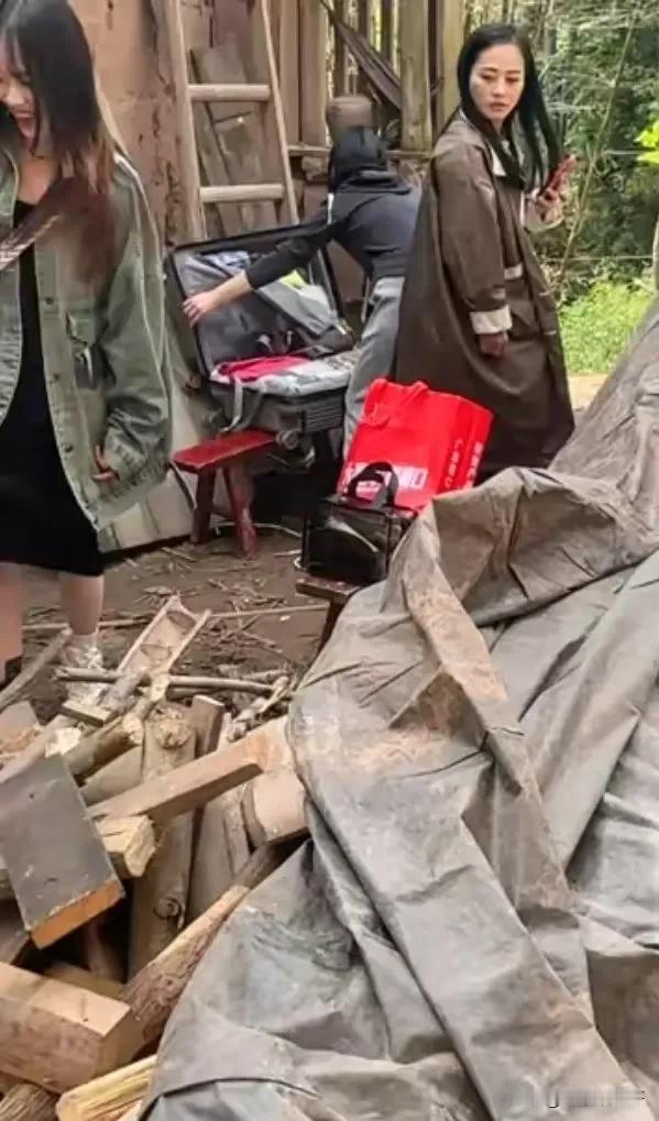 做农村演出这么多年来。哎哟妈呀，这换衣间怕不是从哪个石器时代穿越过来的吧！说是换