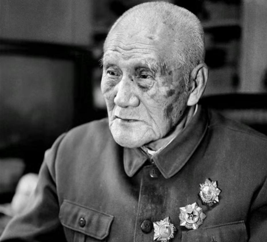 1940年秋天，毛主席去食堂时，突然一个人拎着木棍朝毛主席后脑勺砸去，千钧一发之