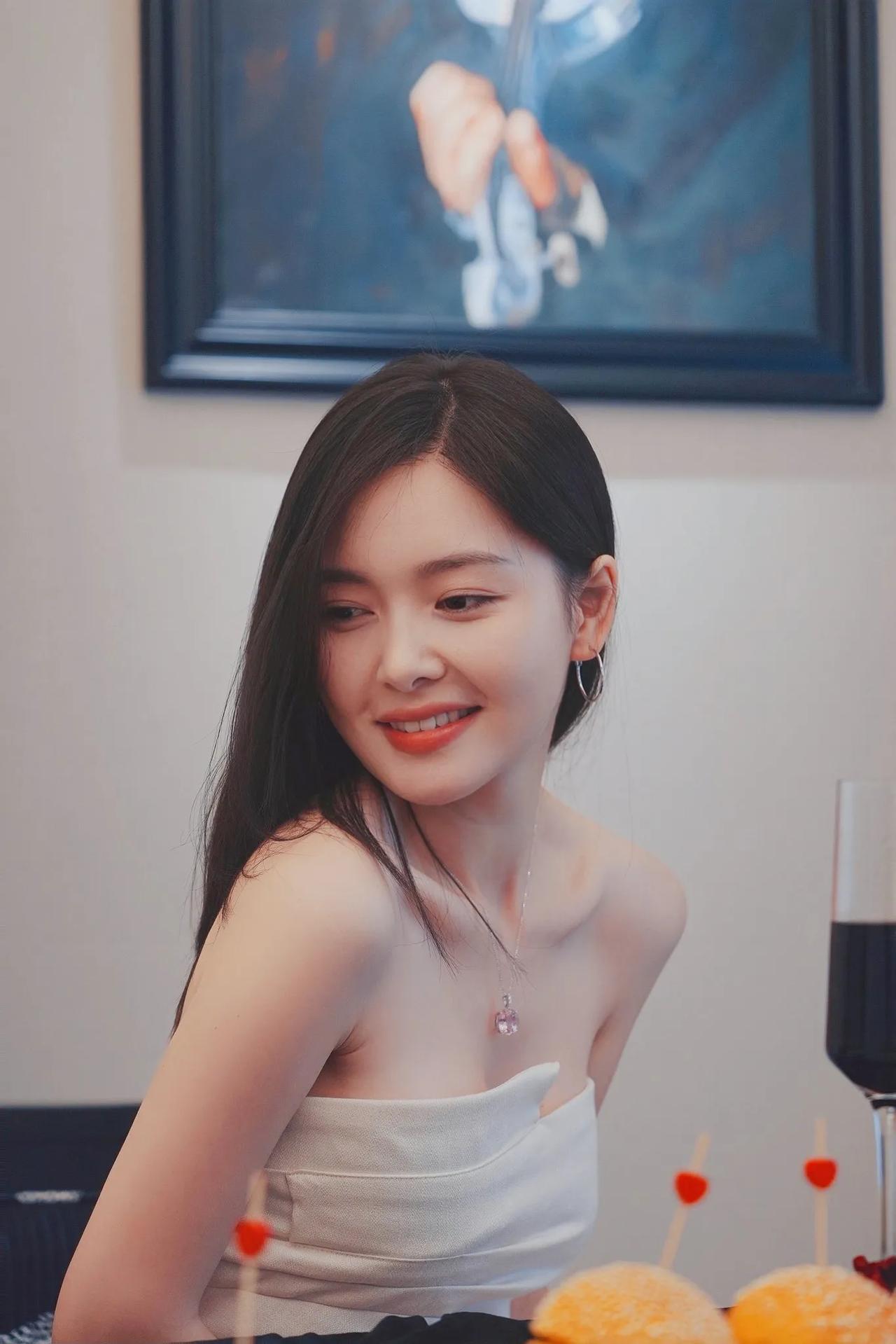 上联：素裙佳人执杯浅聆韵下联：红饰佳肴伴烛漫溢香对联对对联飞花令
