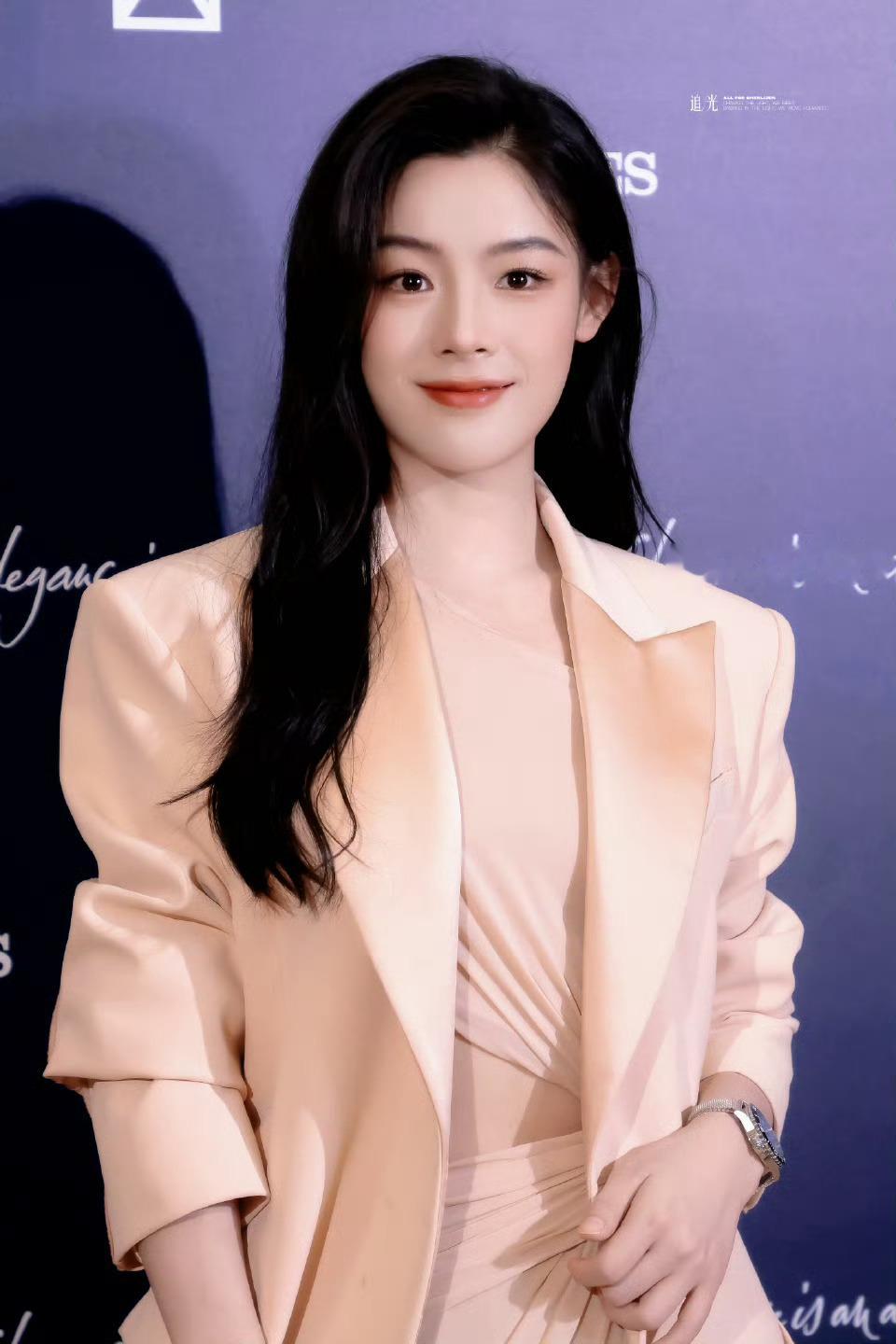 陈丽君粉色西装陈丽君陈丽君陈丽君