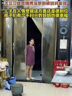 抓个正着！男子带孩子下楼买作业本，途经一家烧烤店时男子没忍住进去了。拉着俩孩子坐
