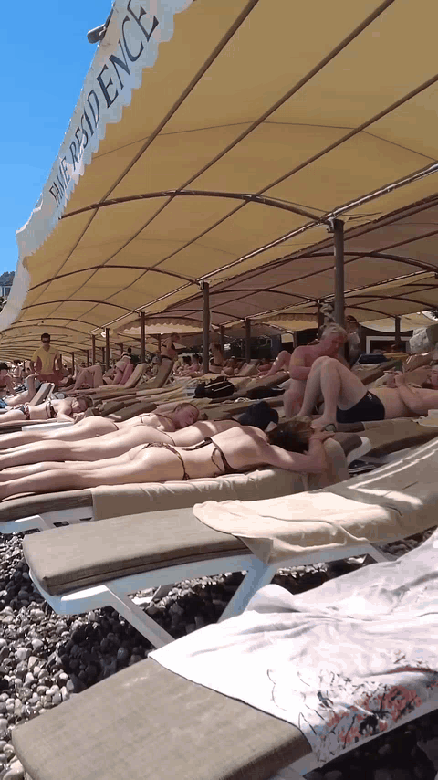 土耳其安塔利亚·凯默尔海滩特别适合日光浴！海浪拍打，海风微微吹起，享受沙滩的安逸