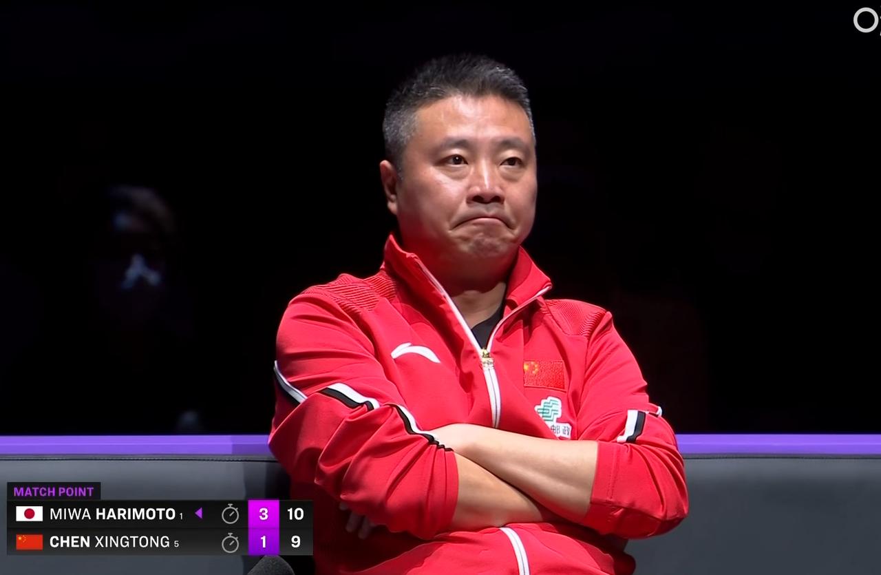 虽然陈幸同1:4输给了张本美和，但是输球的那一刻，看到郑长弓眼神，我觉得他是个好