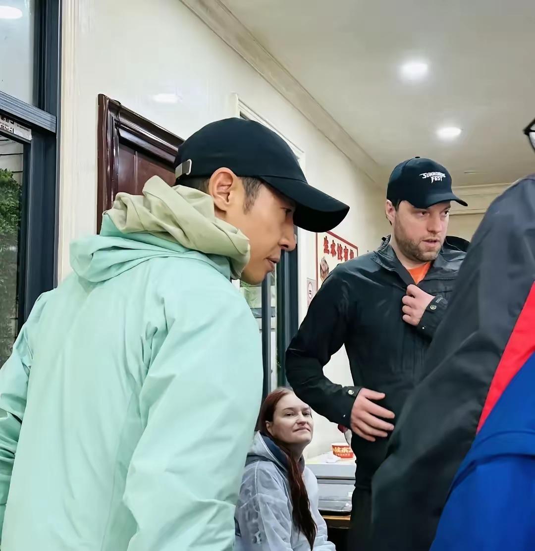 撒贝宁这个女婿做的很到位了！撒贝宁算是把“东方大国好女婿”的门槛给拉高了。他