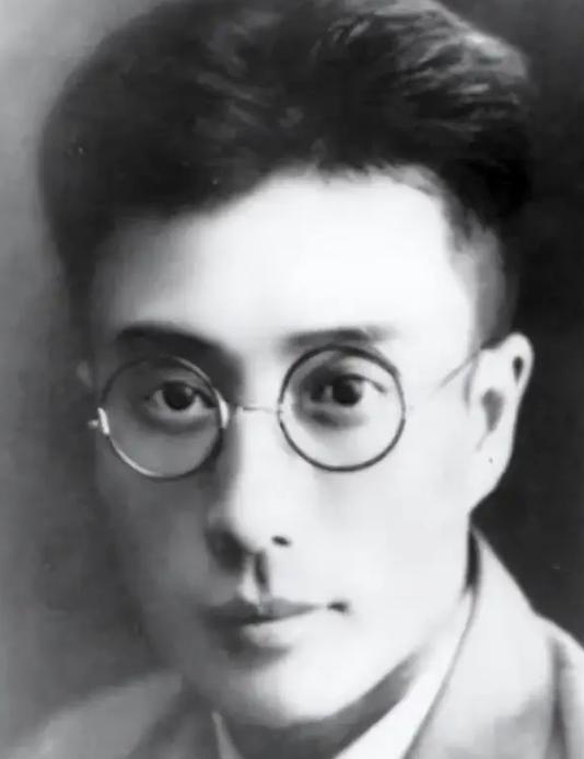 1931，李克农来到钱壮飞妻子张振华住房的窗户下，解开裤子，尿水直冲墙壁，发出很