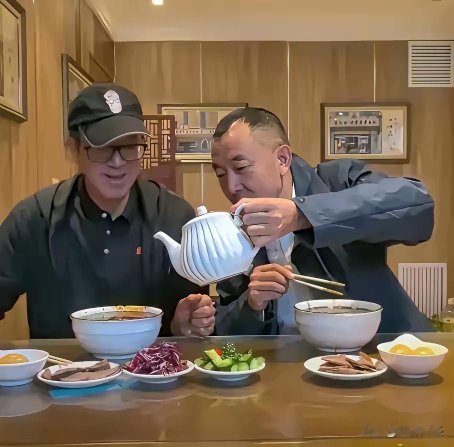 陈先生遇见于老板，居然变成捧哏的了。这就是资本的魅力。昔日钢强的陈行甲弯腰了
