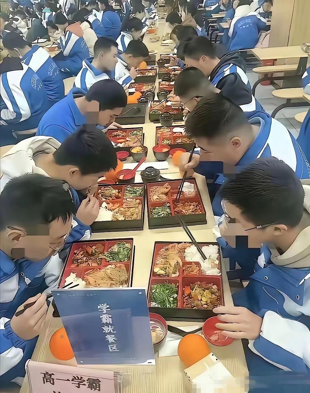 吃饭也分三六九等吗。[哭哭][哭哭][哭哭]