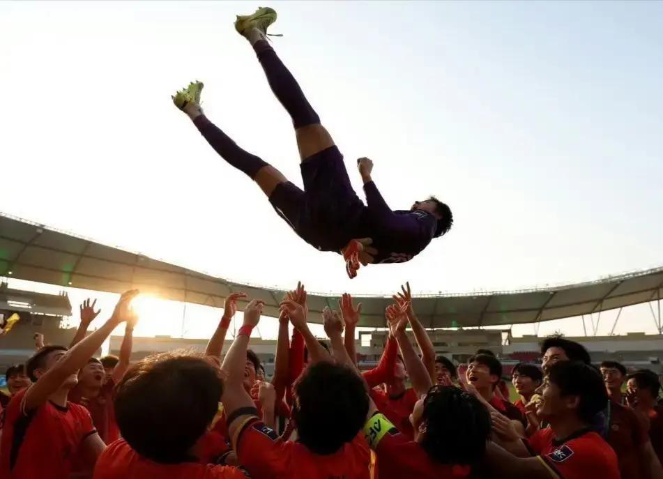 一个西班牙人，不玩传控，玩上防反了。地球人都知道，西班牙人将足球的传控玩到了极