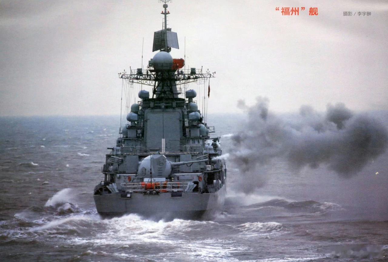 现役军舰最强舰炮火力，两座AK-130型130毫米双联装舰炮同时开火。AK-13