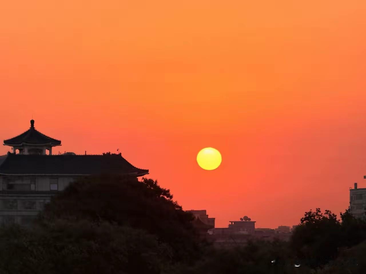 一位智者说：“当你扛不住的时候，一定要学会借运。缺钱时对着地说，因为地最厚；