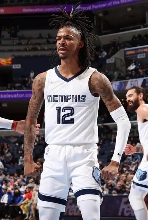 尴尬！浓眉2109年力劝鹈鹕状元签选莫兰特而不是锡安，结果15天后就被交易了 