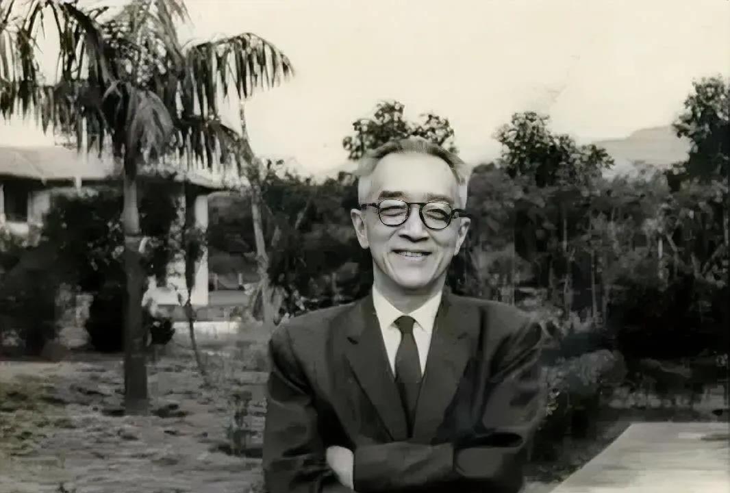 在历史当中，胡适是一位颇具争议的公众人物，鲁迅骂他“摩登”，梁实秋骂他“走狗”，