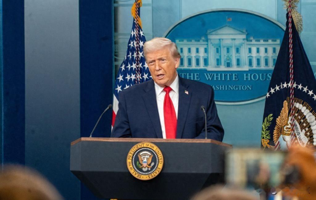 美国防部悄悄改口了，34页报告里一个字没提台湾，却写了“体面的和平”。这事就发生