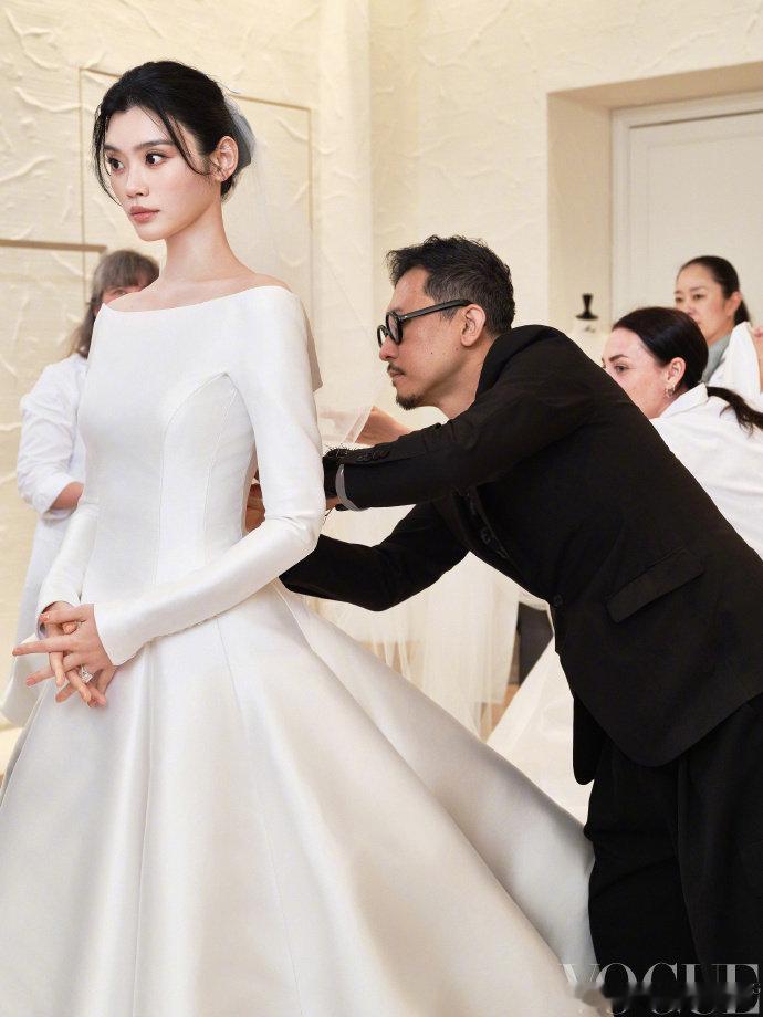 奚梦瑶Dior高订婚纱松弛感与高级感双在线，眉眼笑意满是甜蜜幸福，举手投足从容