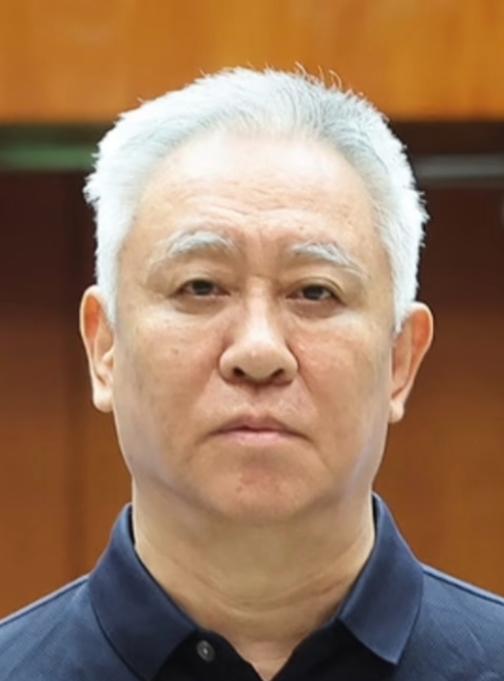 很多人都误会了，觉得皮带哥衰老这么快，连眉毛都白了，是由于生活和精神落差导致的，