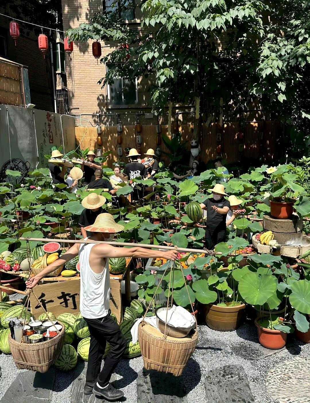 谁能拒绝！在一池荷花中间涮老火锅