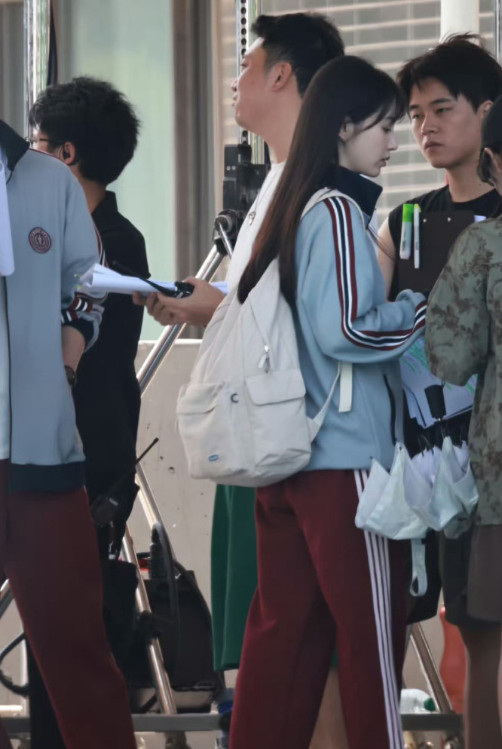 田曦薇林知夏校服造型路透天才女友林知夏的第一张路透剧组发布的校服造型花絮中，田