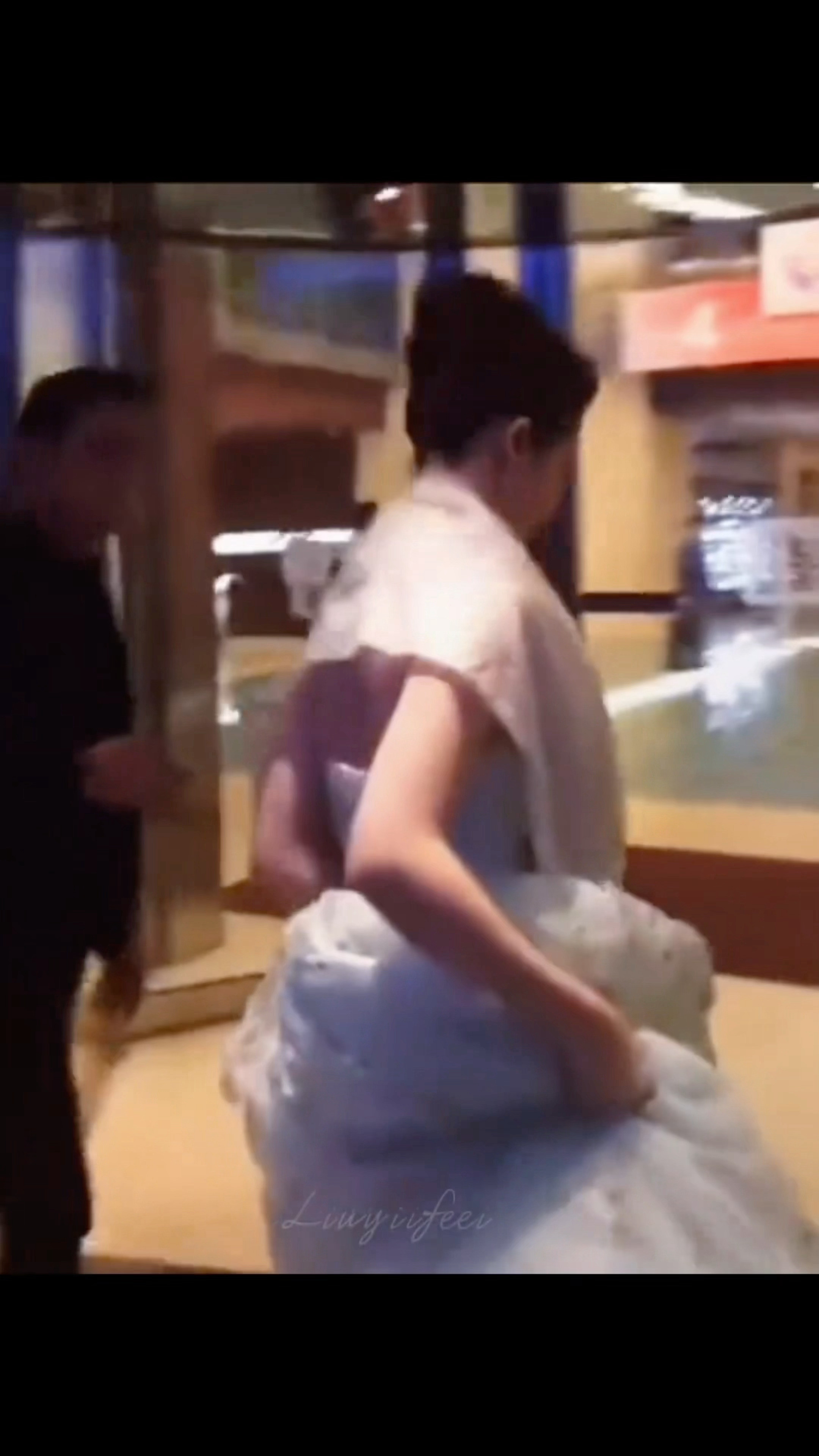 “哇，好漂亮啊，这个阿姨”