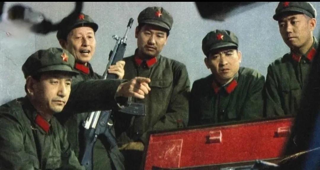 没想到国内摸到德国HK33突击步枪的时间这么早，按这65式军服来判断，应该是19