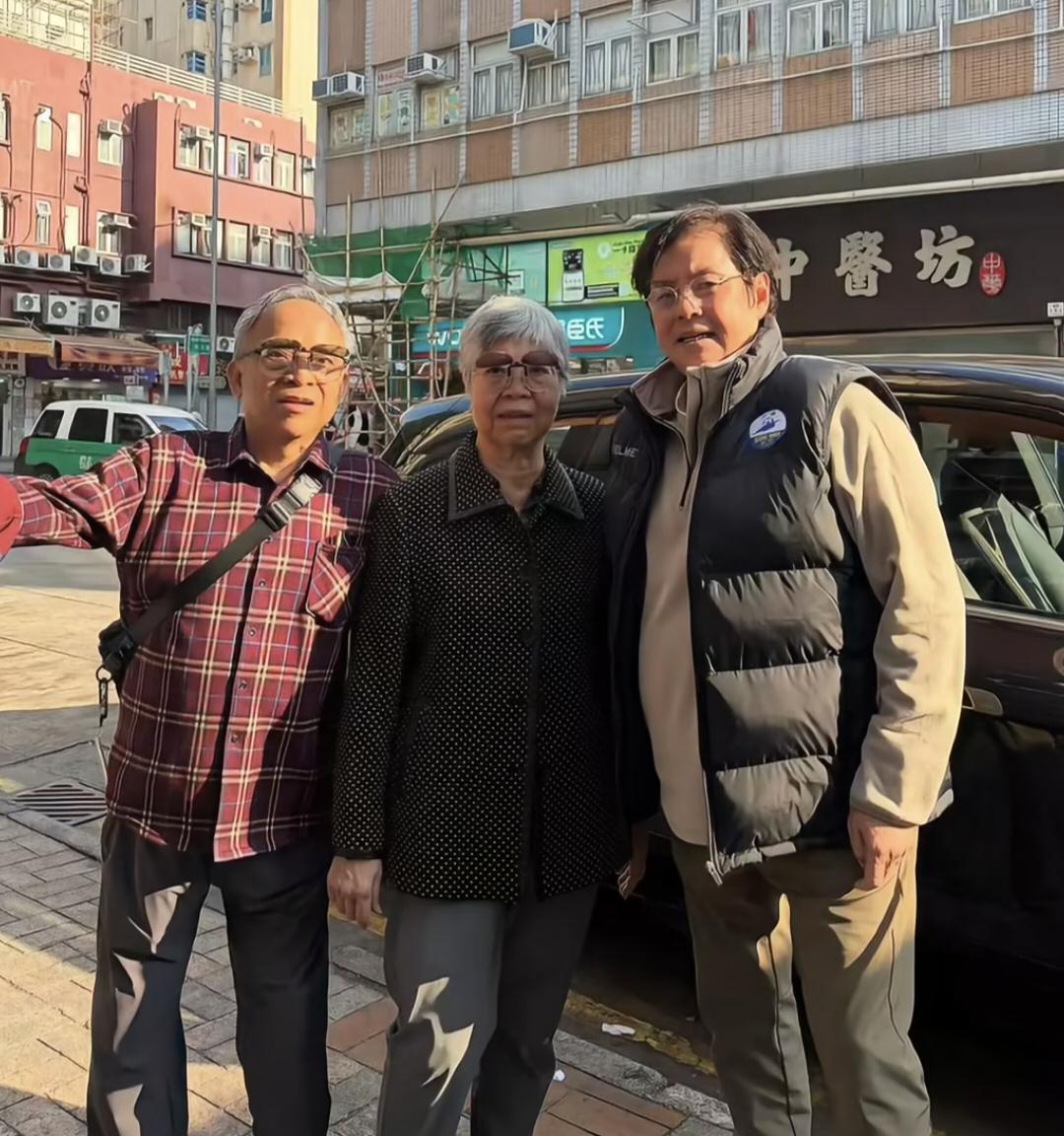 76岁谭咏麟在香港街头被偶遇，好几位老人和他拍合照要签名，在香港老一辈心中，他的