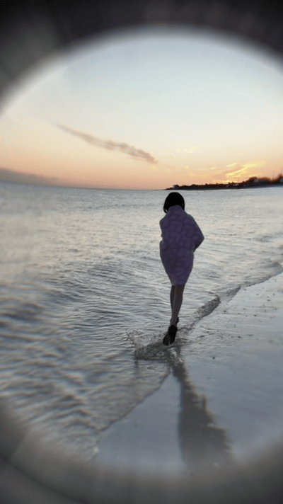 刘浩存东北人对大海的执念跟着刘浩存提前入夏看海了！她拍的海边画面也太好看了吧