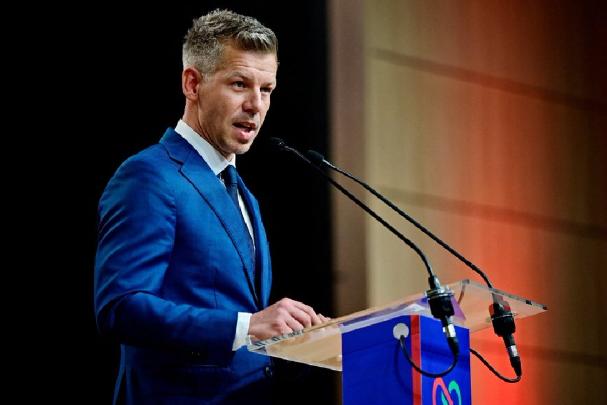 匈牙利新任总理宣布，从6月1日起，他将终止所有非欧洲籍移民的工作许可。