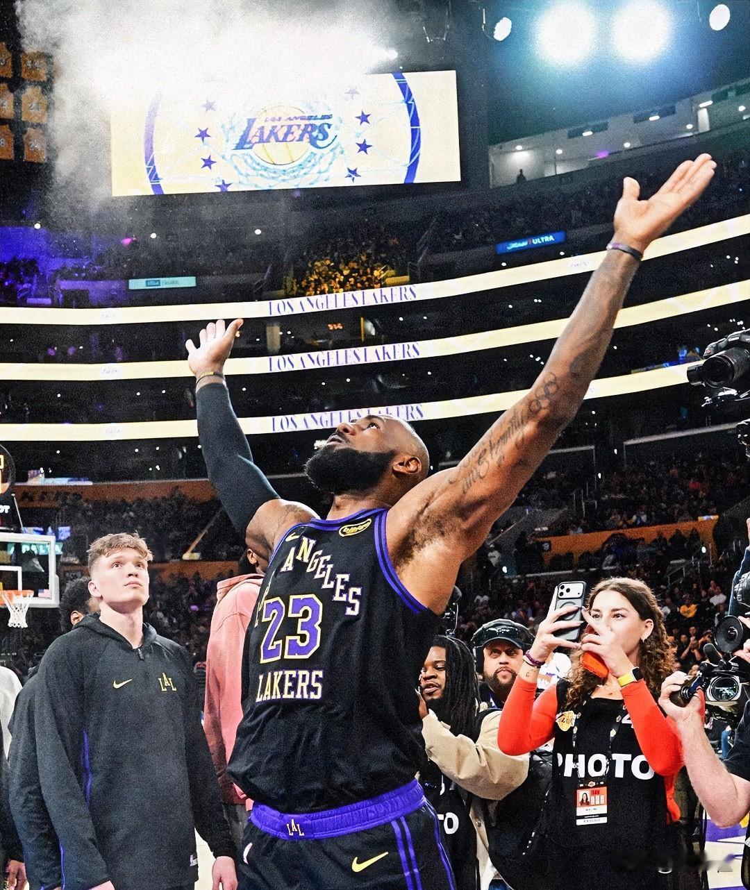 “老头儿”回归，湖人其乐融融拿下三连胜！突然想起一句歌词“该配合你演出的我尽