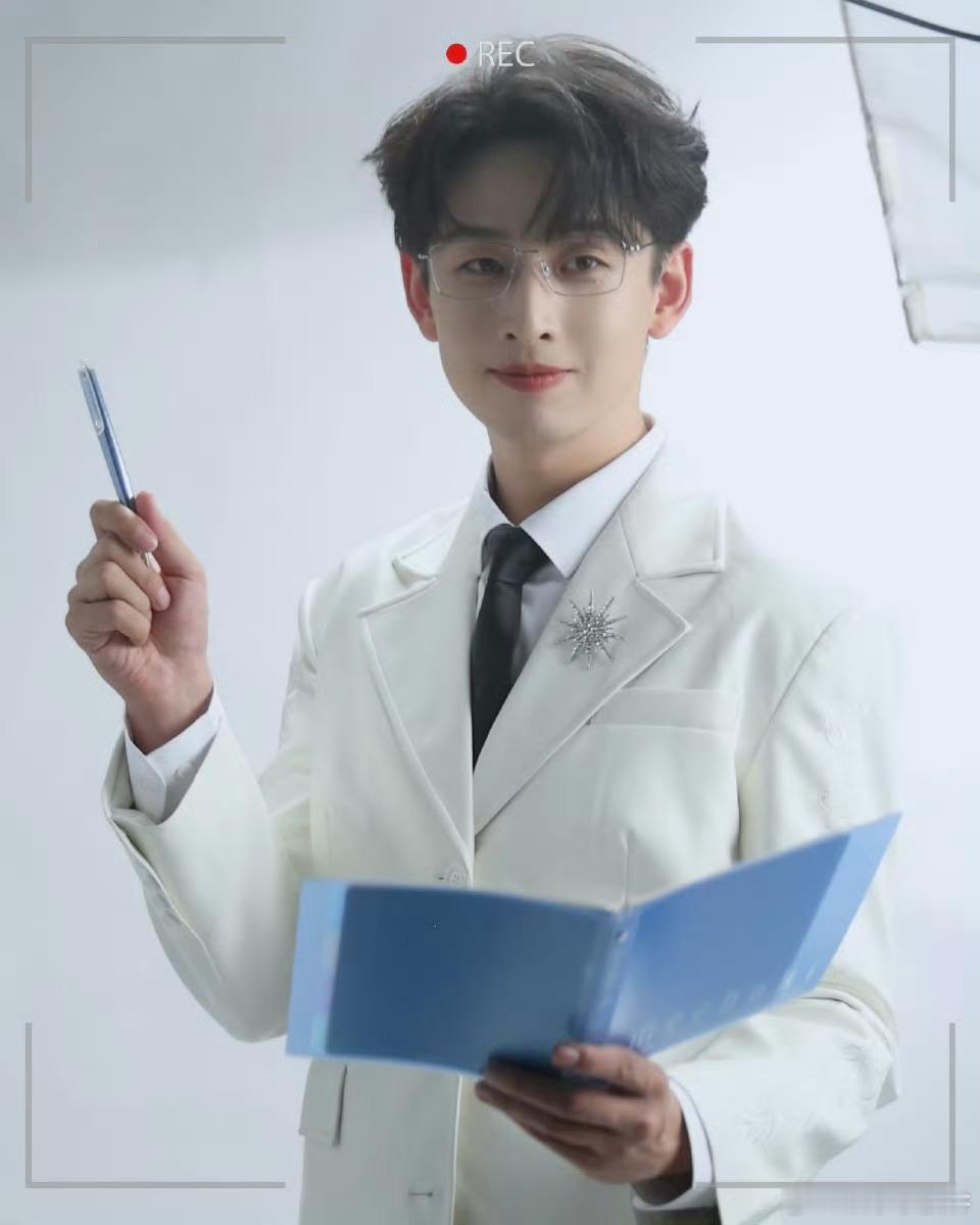 小齐的新造型太戳人！职场风西装尽显成熟魅力，校园风穿搭满是少年清爽，从校园学长到