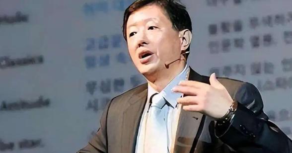 这场在首尔街头掀起的游行，把中国推到矛头之上，引来全球媒体的注意，人们打旗，喊口