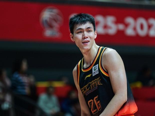 CBA最新消息：据知名篮球自媒体人球圈赵探长发文谈到了江苏男篮：刚看到这个绝杀，