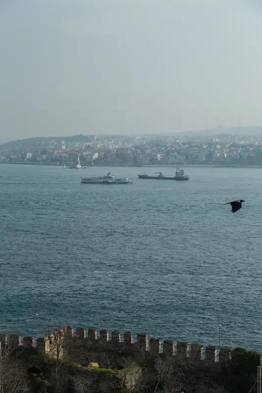3月26日消息，据土耳其NTV电视台报道，一艘满载原油的土耳其油轮在伊斯坦布尔附