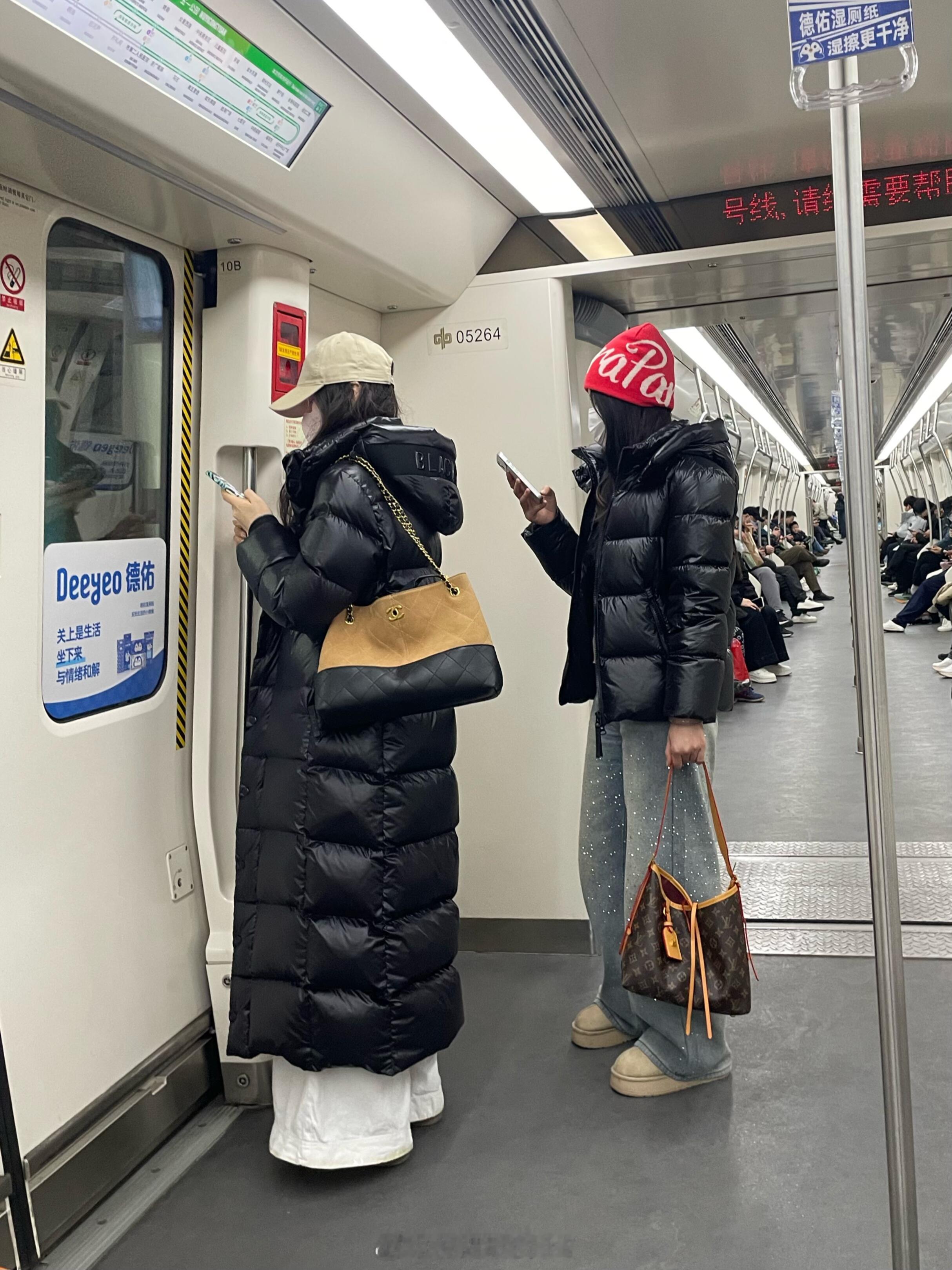 地铁上看到的！vocal！这羽绒服建议申遗！！果然黑金羽绒服的含金量还在上升啊