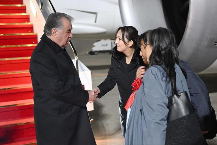 12月18日晚，塔吉克斯坦总统埃莫马利·拉赫蒙已乘专机到达日本羽田机场，下图为日